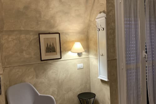 Escritorio, tabla de planchar con plancha, wifi gratis y ropa de cama
