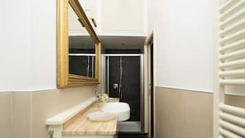 Classic Apartment | Bathroom | Shower, free toiletries, hair dryer, bidet