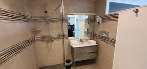 Douche, sĂšche-cheveux, serviettes fournies, savon