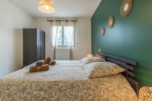 4 bedrooms, iron/ironing board, WiFi, bed sheets