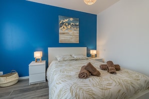 4 bedrooms, iron/ironing board, WiFi, bed sheets