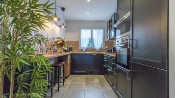 Réfrigérateur, micro-ondes, four, plaque de cuisson