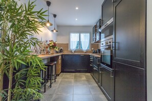 Fridge, microwave, oven, stovetop - Les Villas de Castel : Villa "les Chênes" (Castelmaurou)