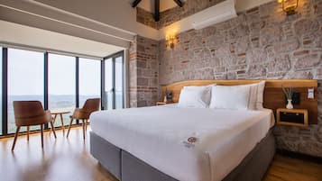 Deluxe Room With Panoramic View | Seprai premium, selimut bulu angsa, minibar, dan brankas