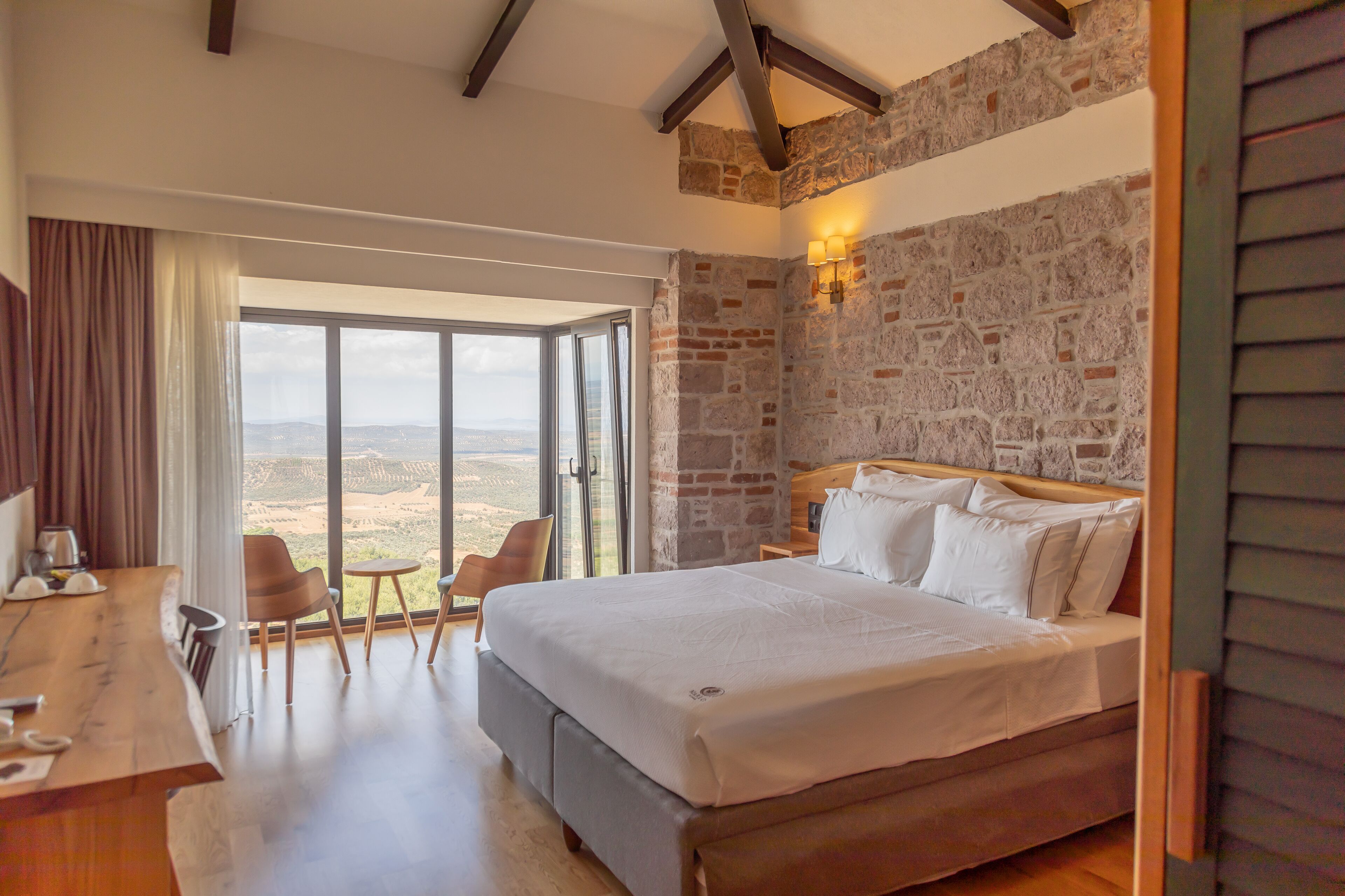 Deluxe kamer | Luxe beddengoed, donsdekens, een minibar, een kluis op de kamer