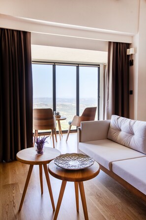 Exclusive Suite with Hot Tub | 고급 침구, 오리/거위털 이불, 미니바, 객실 내 금고