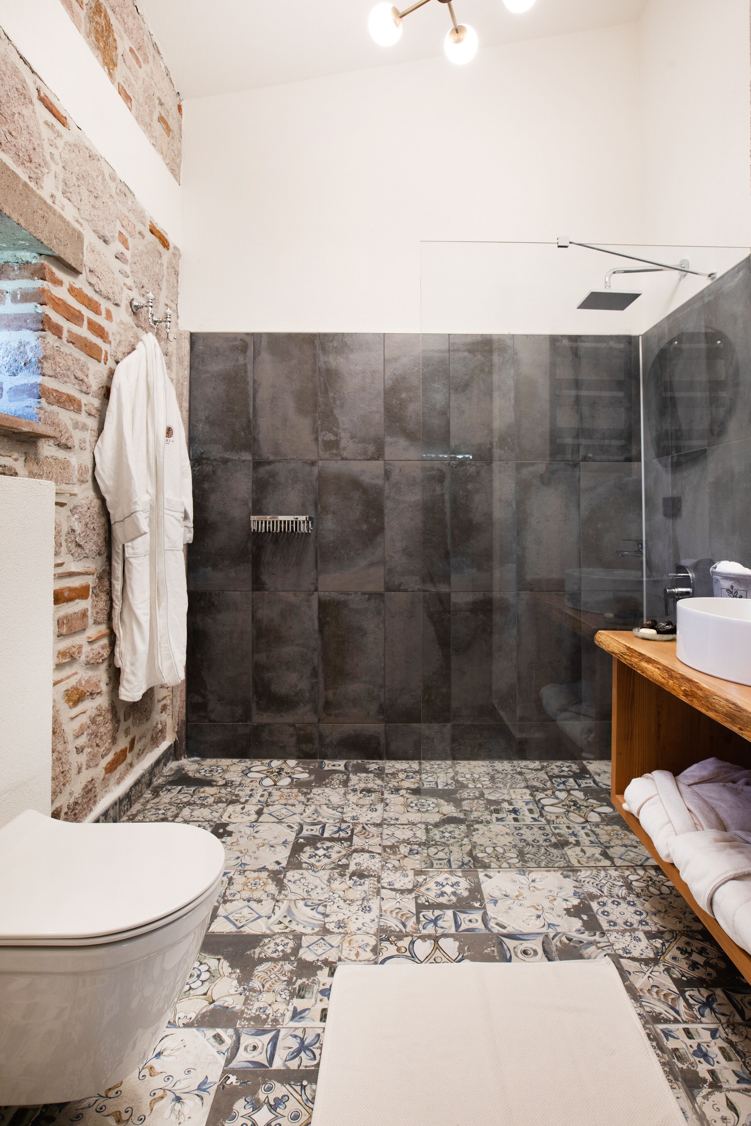 Un baño con ducha, inodoro y lavabo.