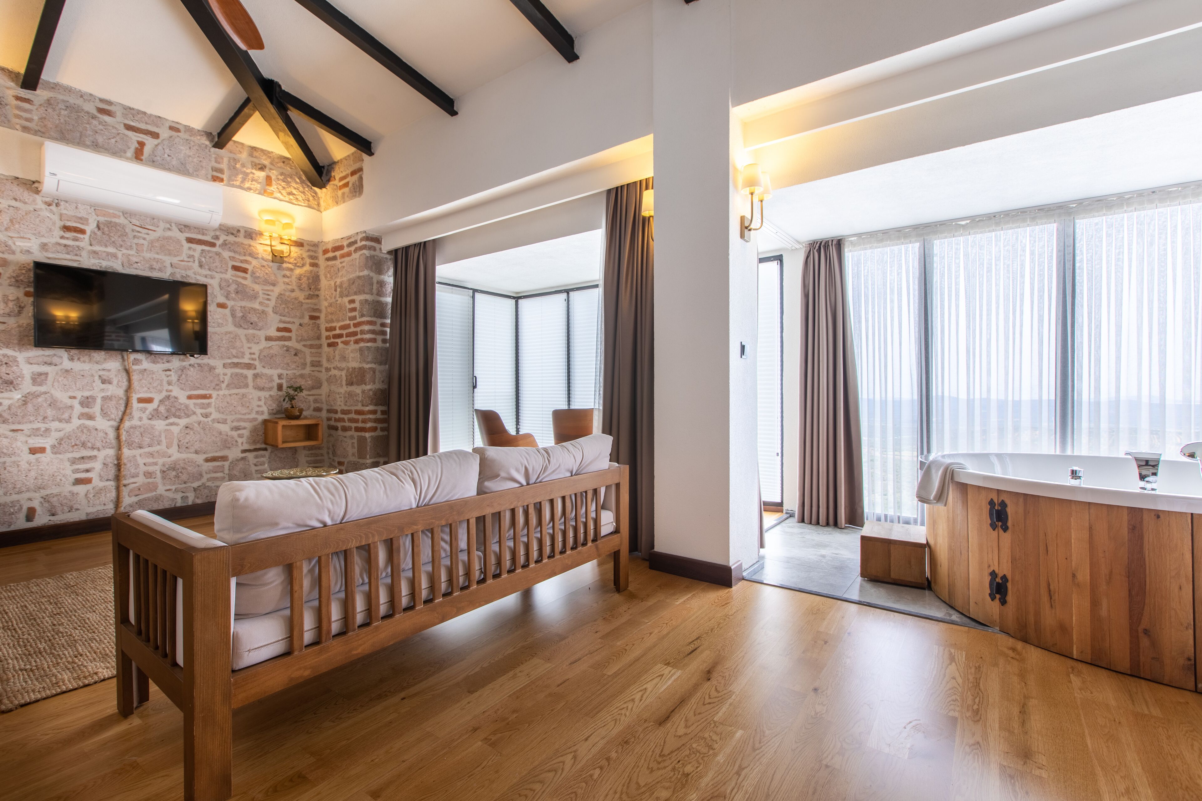 Exclusive Suite with Hot Tub | Roupas de cama premium, edredons de pluma, frigobar, cofres nos quartos
