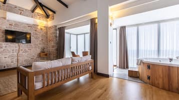 Exclusive Suite with Hot Tub | Roupas de cama premium, edredons de pluma, frigobar, cofres nos quartos