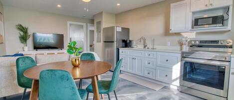 冷蔵庫、電子レンジ、オーブン、コンロ