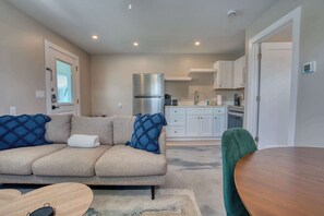 TV, offices - Mango Street Inn Suite 1 (Fort Myers Beach)