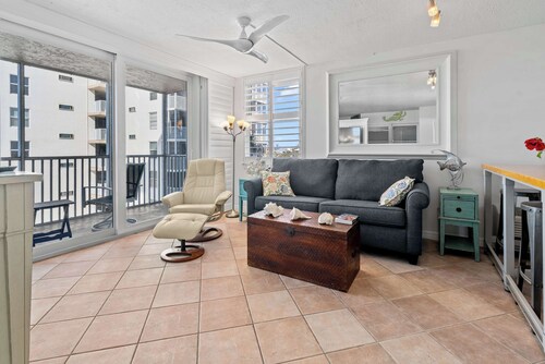 Modern Vibes and Gorgeous Views 4405