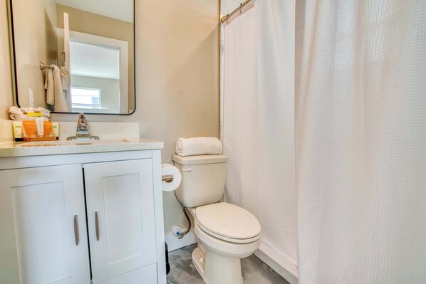 Bathroom - Mango Street Inn Suite 2 (Fort Myers Beach)