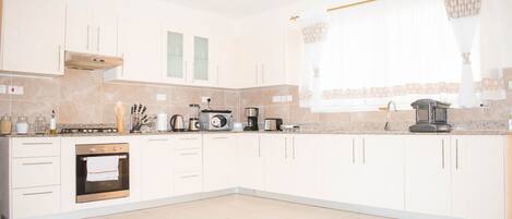 Departamento Deluxe | Escritorio, espacio para trabajar con laptop y insonorización