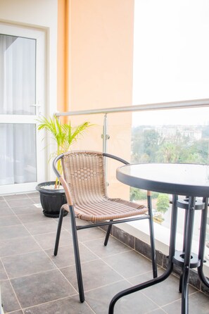 Apartamento Deluxe | Escritorio y espacio para trabajar con un portátil