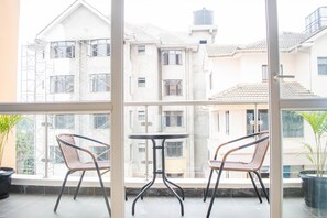 Deluxe-Apartment | Schreibtisch, laptopgeeigneter Arbeitsplatz, schallisolierte Zimmer