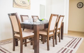 Departamento Deluxe | Escritorio, espacio para trabajar con laptop y insonorización 