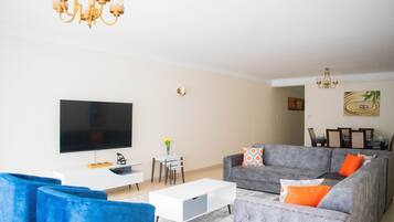 Deluxe Apartment | Desk, laptop workspace, soundproofing, iron/ironing board