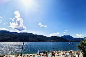 Nær stranden og strandhåndklær