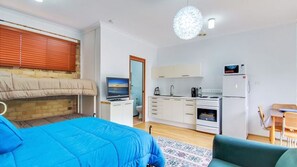 4 عدّة غرف نوم ومكواة/لوح كي وسرير سفر وواي فاي مجانًا