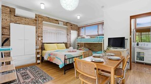 4 habitaciones, tabla de planchar con plancha y cuna de viaje