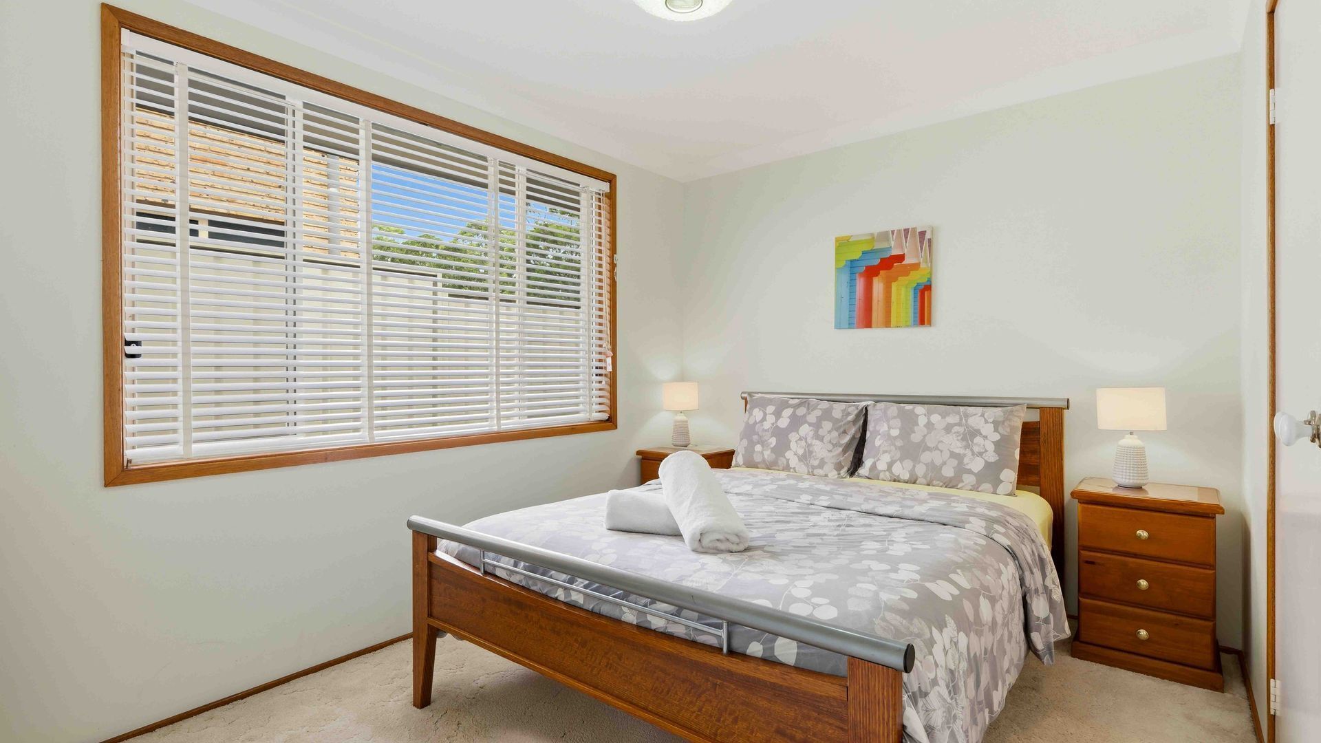 4 habitaciones, tabla de planchar con plancha y cuna de viaje 