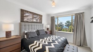 3 bedrooms, desk, iron/ironing board, travel cot - Our Beach House by Experience Jervis Bay (Vincentia)