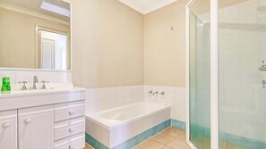 Baignoire, sèche-cheveux, serviettes fournies