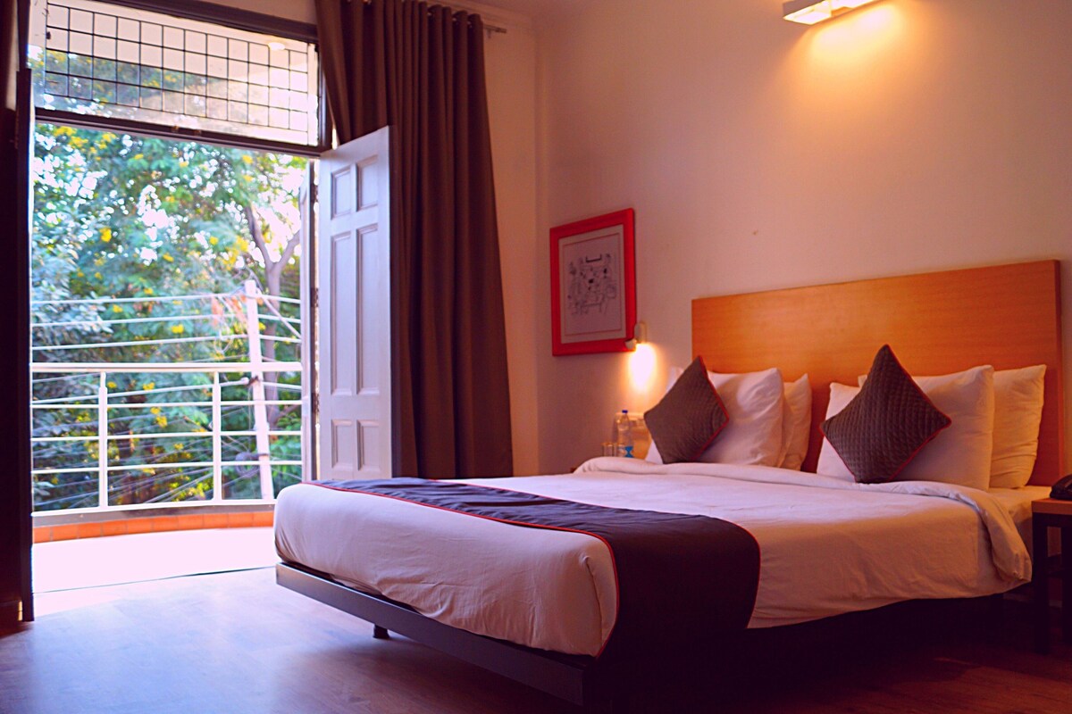 Desk, laptop workspace, rollaway beds, free WiFi