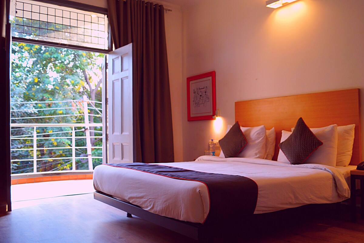 Desk, laptop workspace, rollaway beds, free WiFi