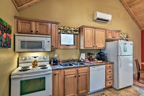 Réfrigérateur, four à micro-ondes, un four, surface de cuisson