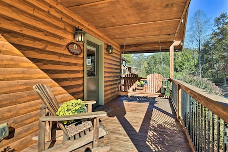 Terrasse/Patio. Cozy Asheville-Area Cabin w/ Hot Tub & Fireplace!