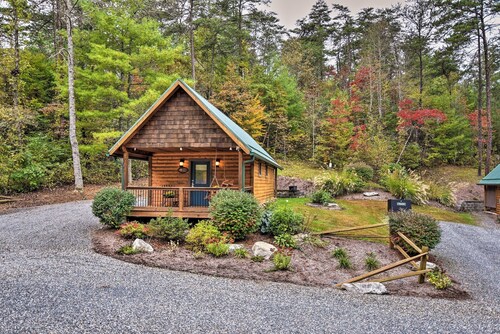 Dog-Friendly Weaverville Cabin Hot Tub & Fireplace