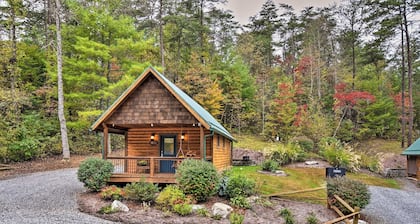 Dog-Friendly Weaverville Cabin Hot Tub & Fireplace