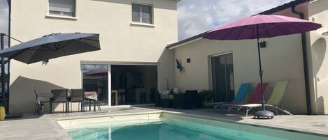 Utomhuspool och uppvärmd pool