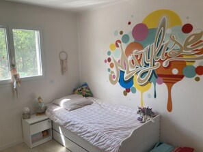 3 habitaciones, tabla de planchar con plancha, wifi y ropa de cama 