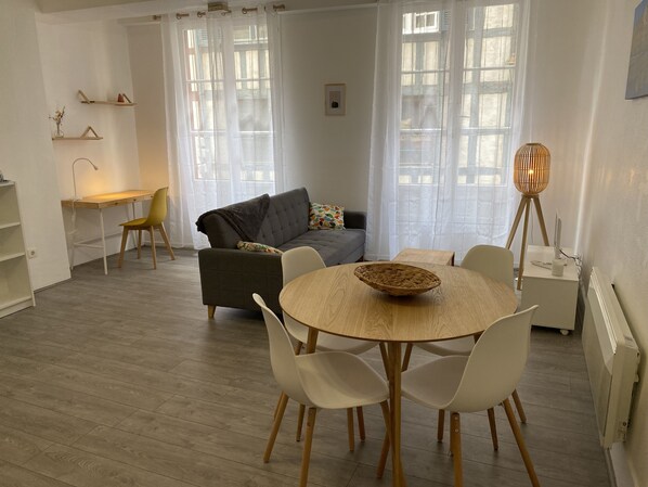 TV, offices - Appartement T2 Dans le Centre Historique (Bayonne)