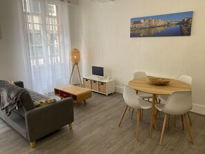 TV, offices - Appartement T2 Dans le Centre Historique (Bayonne)