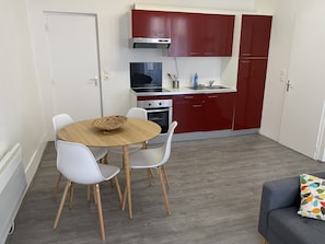 Køleskab, mikrobølgeovn, ovn, kogeplade