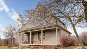 A single-story house with a gabled roof, a front porch, and a stone foundation. - Vista View | 3 Kings + 1 Queen | Hot Tub · Fire Pit · Fireplace (Galena)