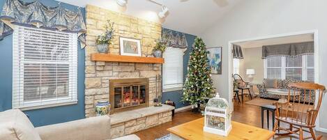 Smart TV, chimenea, libros y estéreo