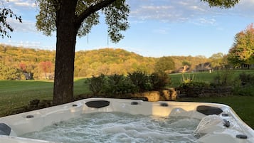 Bañera de hidromasaje al aire libre