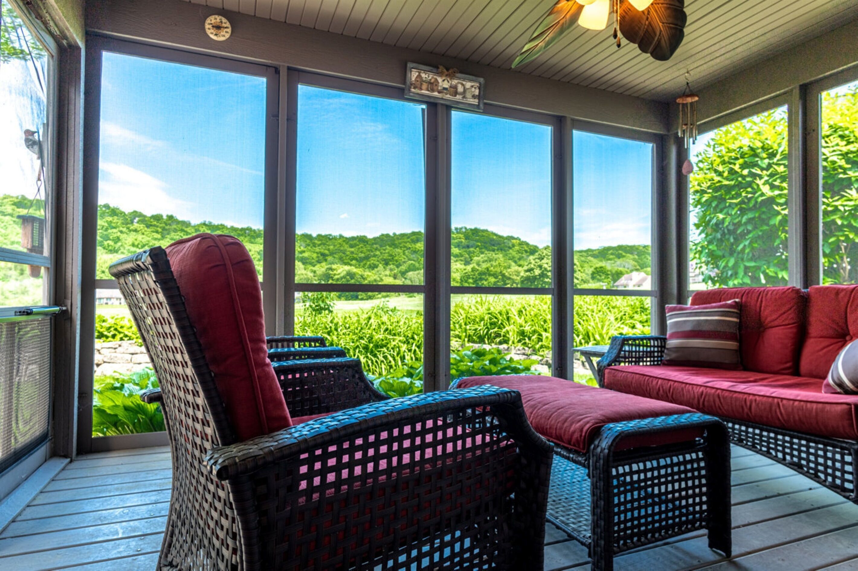 Smart TV, caminetto, libri, impianto stereo