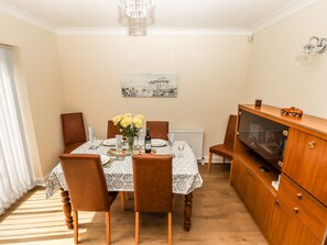 Cottage | Private kitchen | Fridge, microwave, dishwasher, electric kettle - Spring Close (Southport)