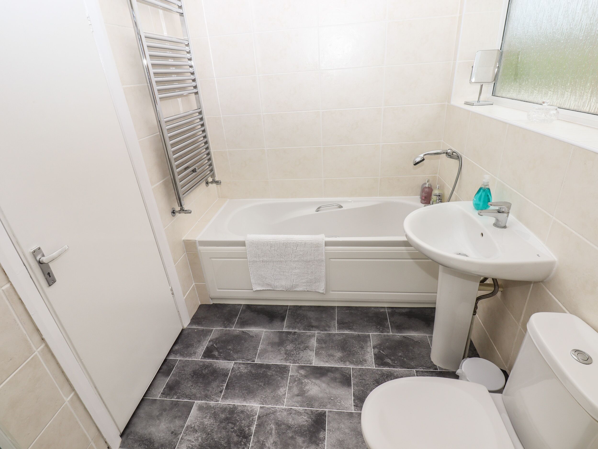Une salle de bain avec une baignoire, un lavabo et des toilettes.
