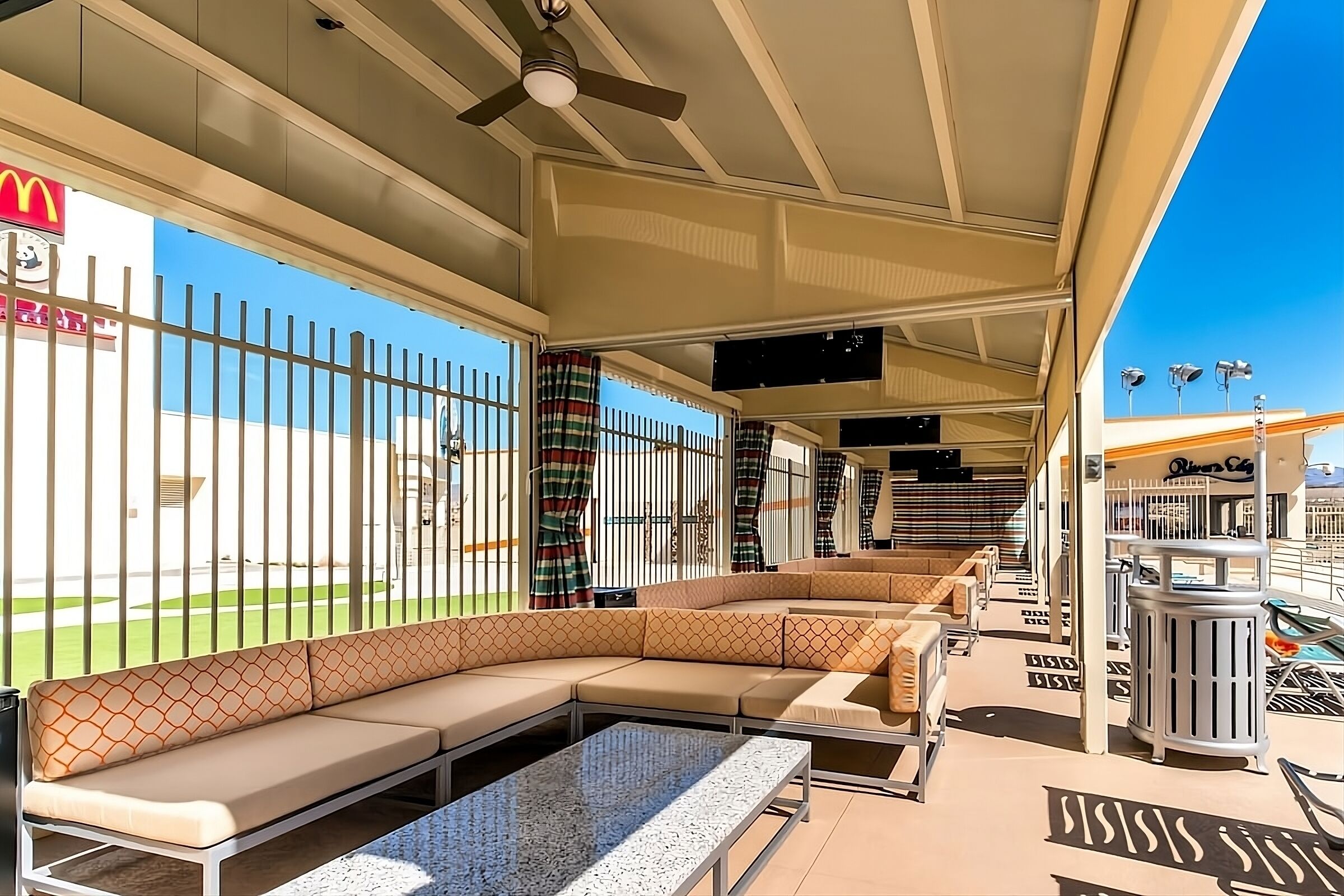 Ultimate Getaway! 2 Modern Units, Pool, Casino, Game Room, Nearby Riverwalk!