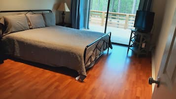 2 dormitorios, caja fuerte, escritorio y tabla de planchar con plancha