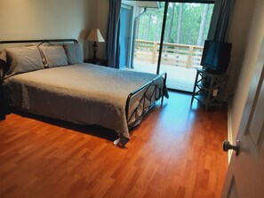 2 Schlafzimmer, Zimmersafe, Schreibtisch, Bügeleisen/Bügelbrett