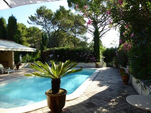 Una piscina al aire libre