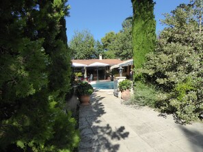 Una piscina al aire libre